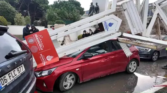 Kazanın gerçekleştiği yol ve tırın dorsesindeki ekskavatör tabela