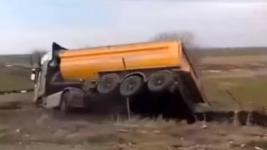 Kamyonun yol kenarında devrilmiş hali