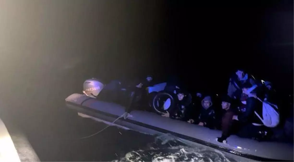 Sahil Güvenlik ekibi göçmenleri kurtarıyor