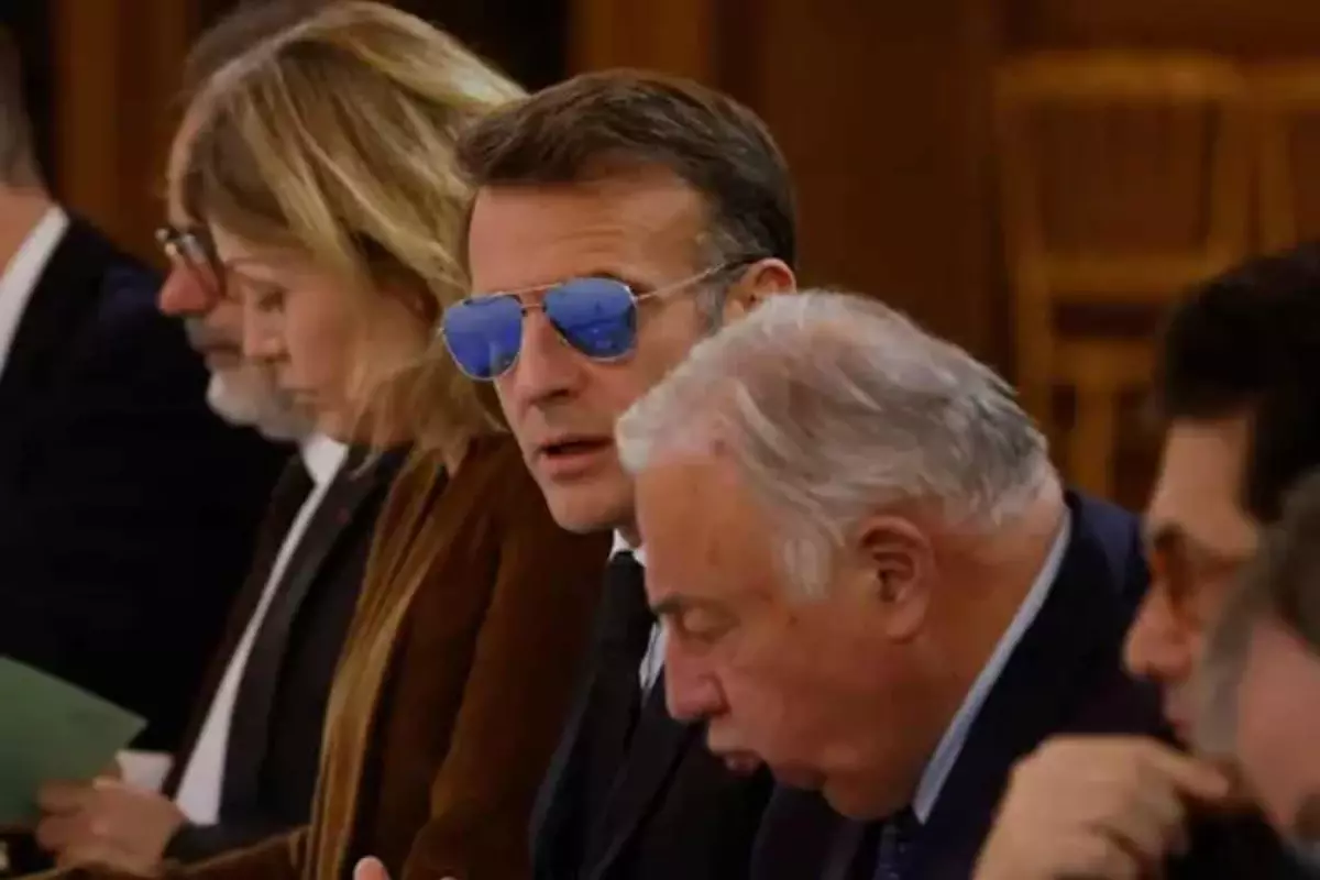 Macron, Kritik Toplantıda Mavi Camlı Güneş Gözlüğüyle Göz Kamaştırdı