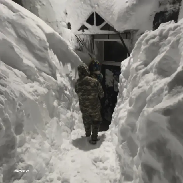Kurtarma ekipleri kar tüneli kazıyor