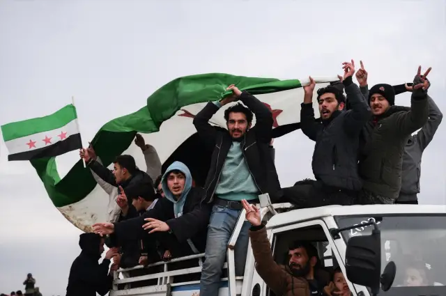 Meydanda halay çeken vatandaşlar