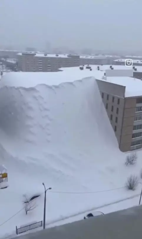 Karla kaplı sokaklar ve devasa kar yığınları