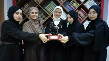 İzmitli Öğrenciler Katar'da Dünya Münazara Şampiyonası'nda Gümüş Madalya Kazandı