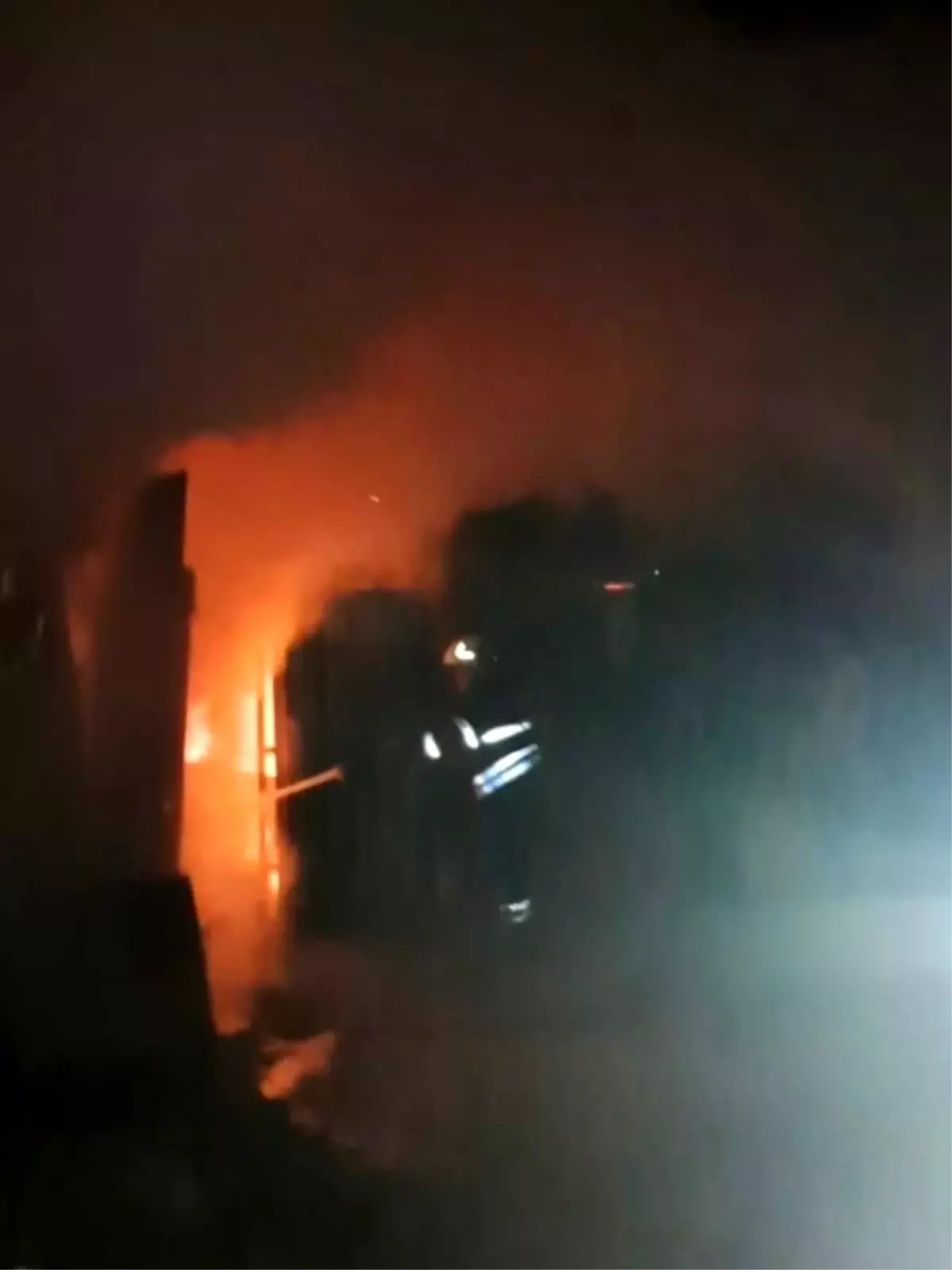 Hatay’da Depolama Konteyneri Yangınla Yok Oldu