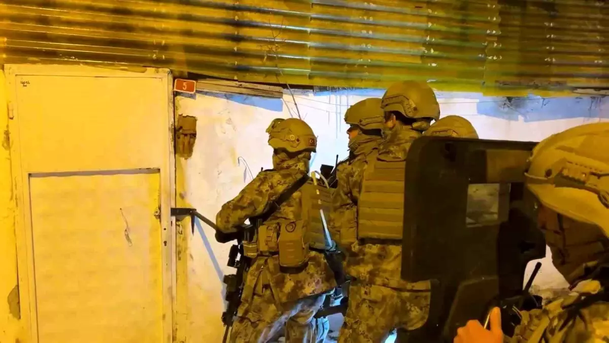 Sivas'ta Siber Dolandırıcılık Çetesine Darbe: 11 Şüpheli Tutuklandı, 390 Milyon TL'lik Zarar Durduruldu