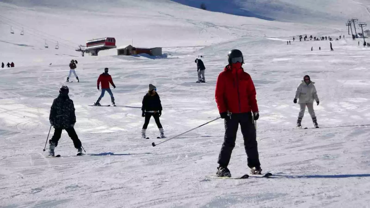 Van'ın Abalı Kayak Merkezi Yoğun Kar Yağışıyla Sezonu Açtı
