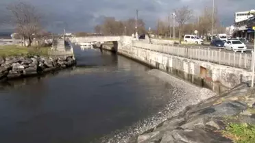 Menekşe Deresi'nde Su Seviyesi Düşüşü Tekne Trafiğini Zorlaştırdı