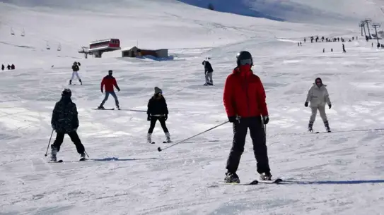 Abalı Kayak Merkezi'nde yeni karla kaplı pistlerin genel görünümü