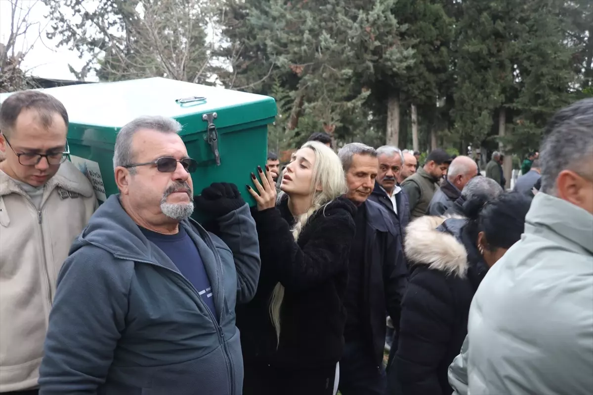 Adana’da iki genç kardeşin cenazesi gözyaşları içinde defnedildi