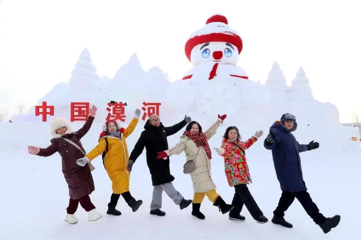 Heilongjiang’da Kış Rüyası: Dev Kardan Adamlar ve Turist Akını