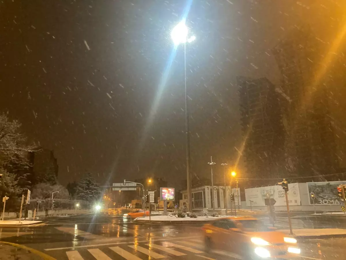 Ankara’nın Yüksek Kesimlerinde Şiddetli Kar Yağışı ve Tuzlama Çalışmaları Hız Kazandı