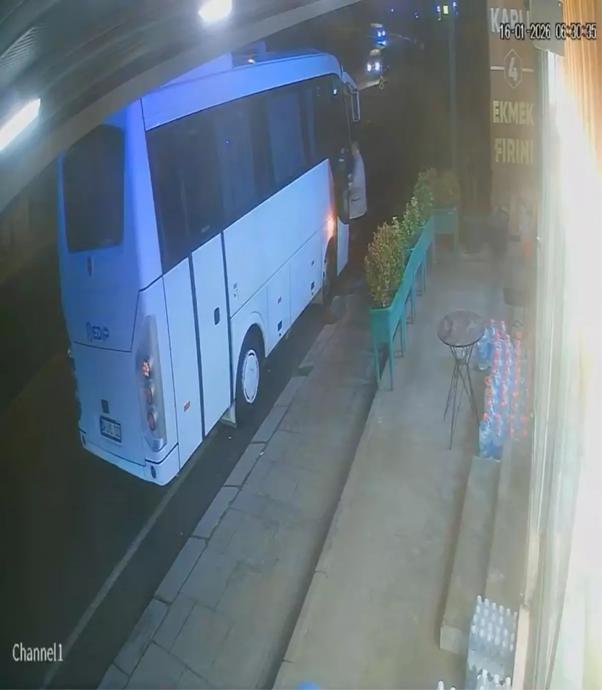 Arnavutköy’de Midibüs Çarpması: Yolcu Kırmızı Işıkta Hayatta Kaldı