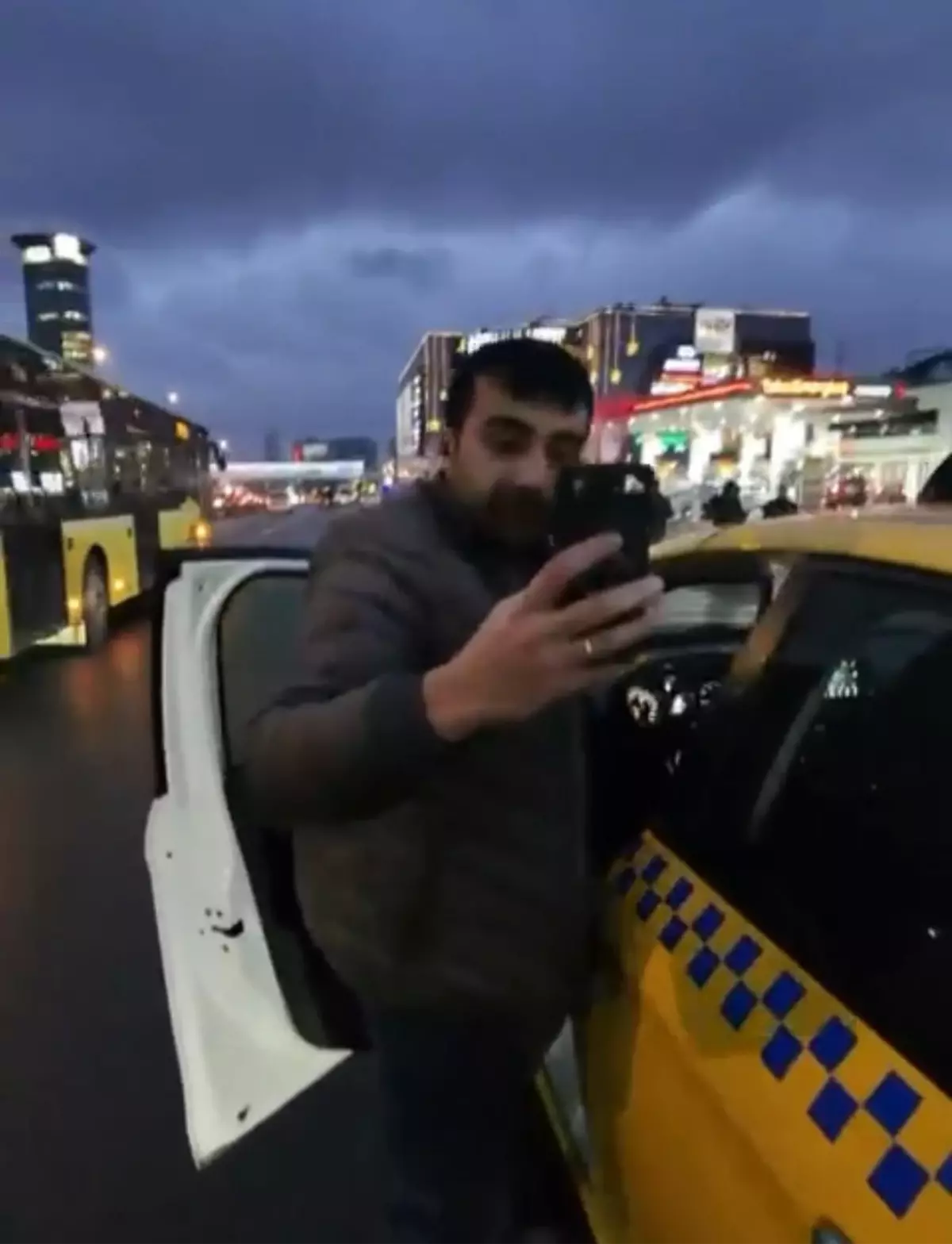 Ataşehir'de Taksi Şoförü Engelli Aileyi İndirdi