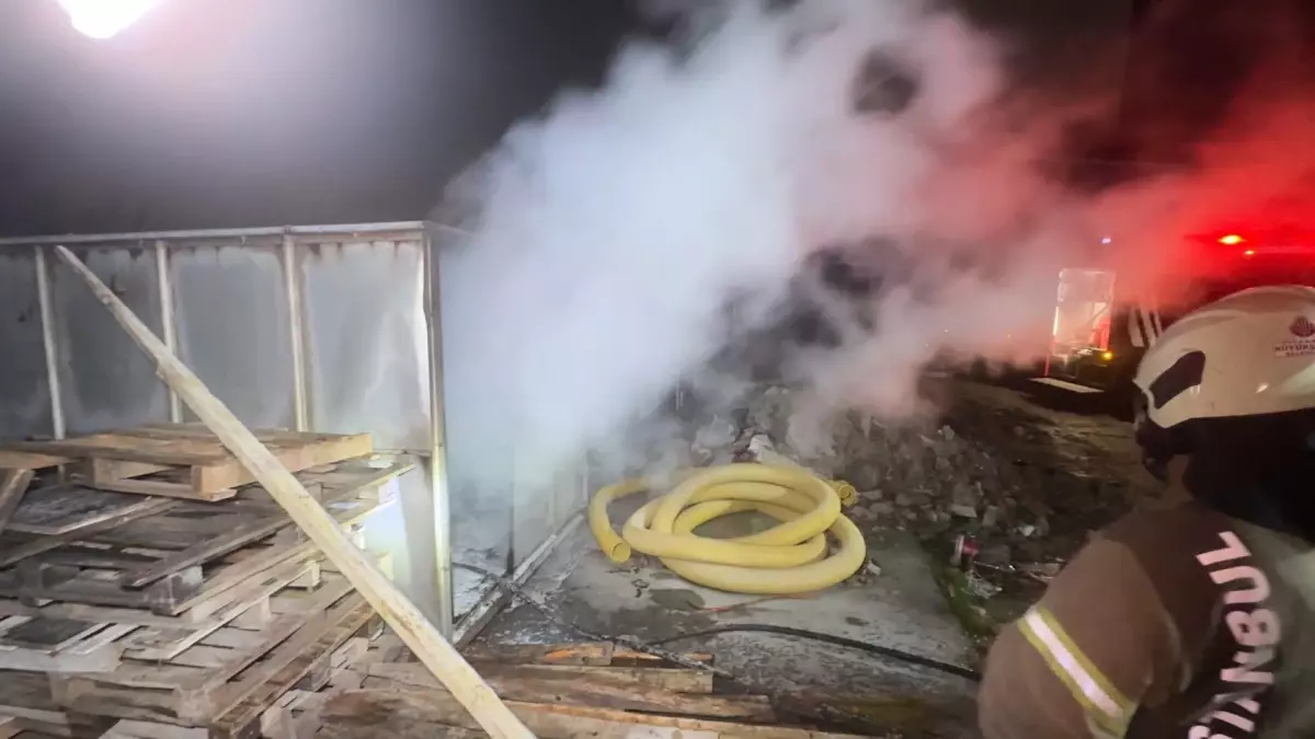 Avcılar’da İnşaat Konteynerinde Çıkan Yangın Hızla Kontrol Altına Alındı