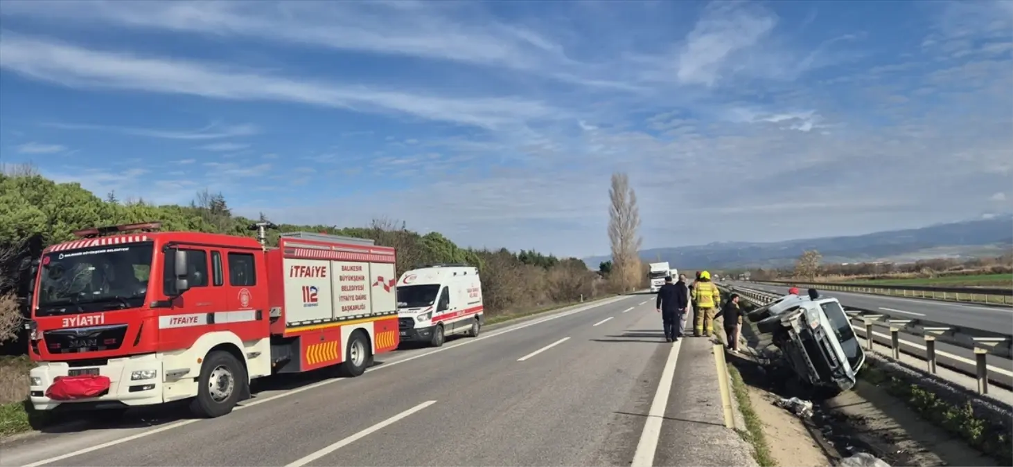 Susurluk'ta Kamyonet Bariyere Çarparak Sürücü Yaralandı