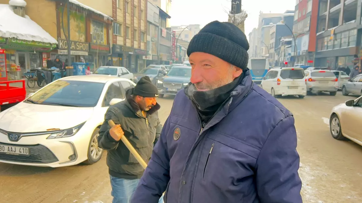 Yüksekova’da Engelli ve Bebek Arabaları İçin Buz Temizliği Çalışması