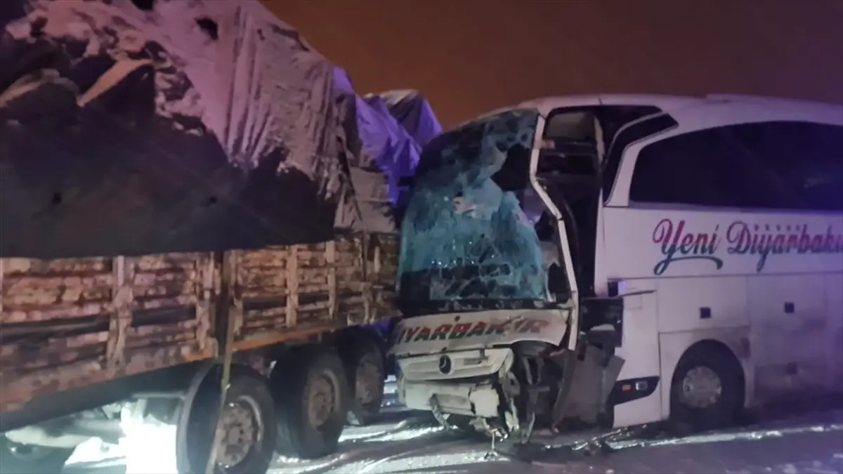 Bingöl'ün Karlıova İlçesinde Otobüs ve Tır Çarpıştı: 3 Yaralı