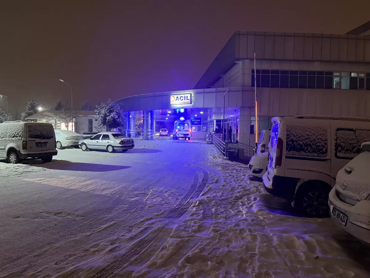 Bingöl’de Buzlu Yol Koşullarında Otobüs TIR’a Çarptı: 3 Yaralı