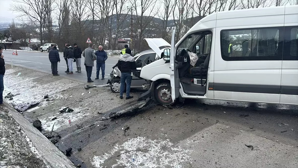 Mudurnu’da Minibüs ve Otomobil Çarpışması: 1 Ölü, 9 Yaralı