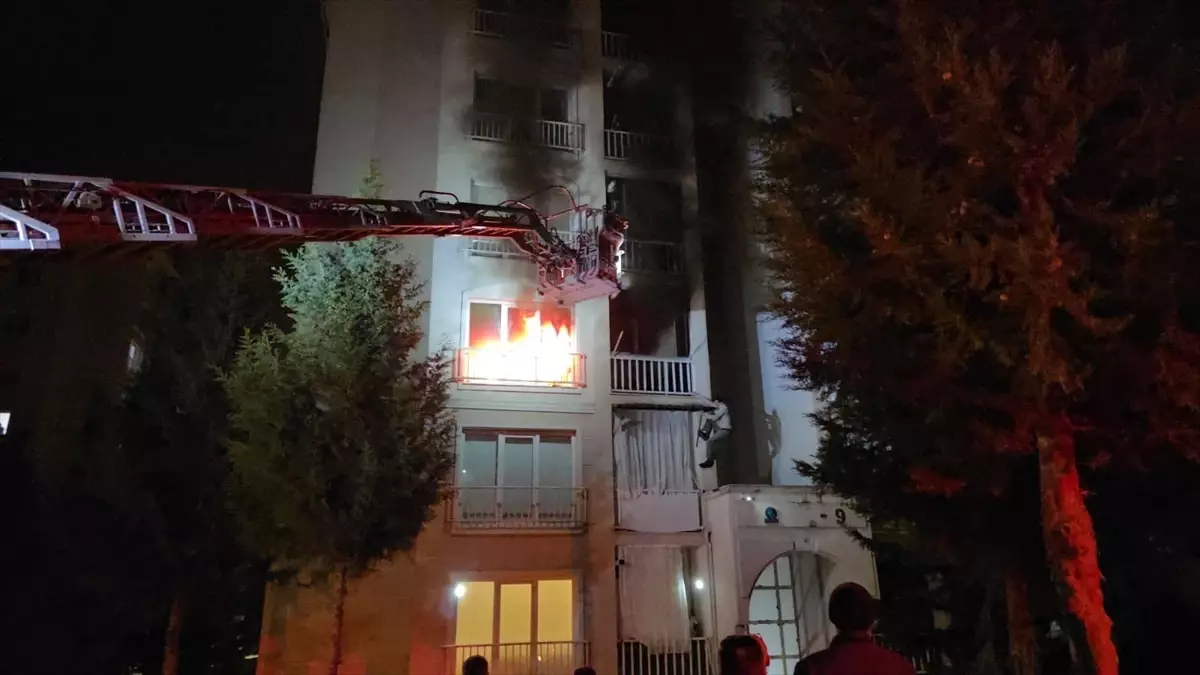İnegöl'de Apartman Yangını: Bir Yaralı ve Duman Etkisi