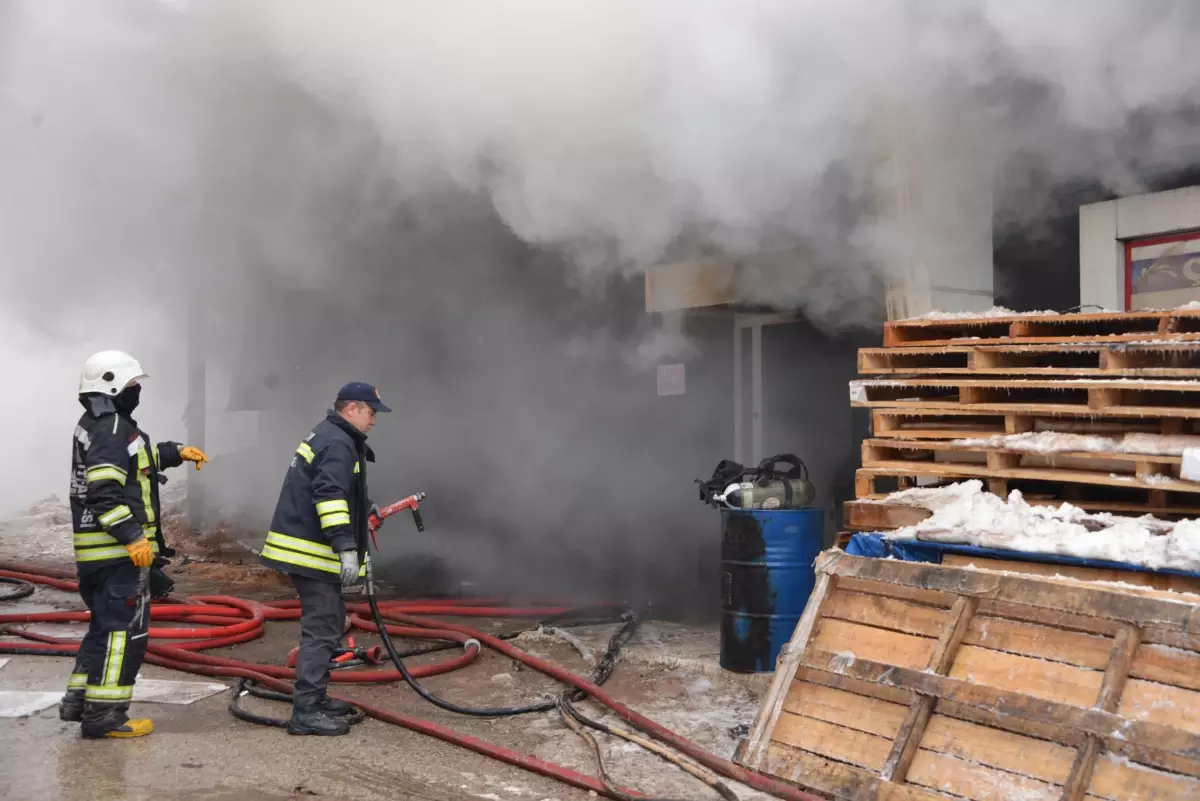 Erzurum Yakutiye'de Mobilya Atölyesinde Patlama ve Yangın: 2 Kişi Hayatını Kaybetti