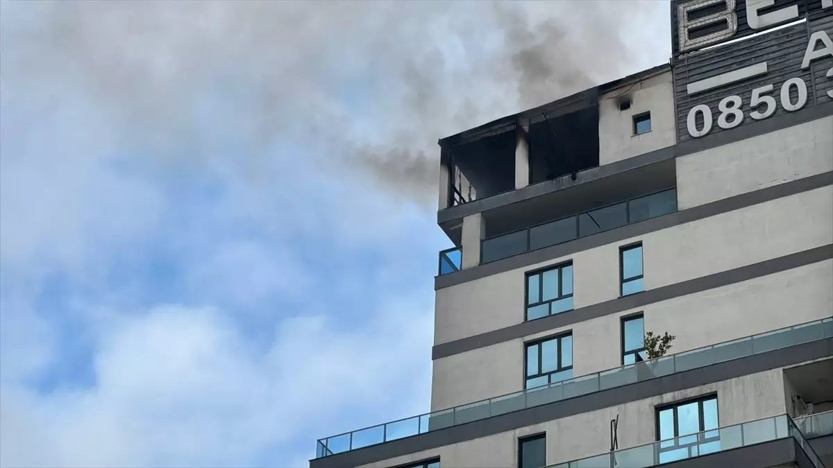 Esenyurt'ta Teras Kafesinde Çıkan Yangın Kontrol Altına Alındı