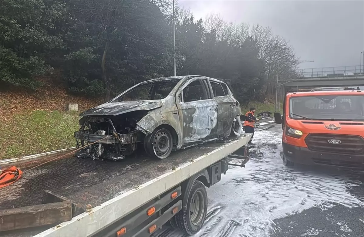 Fatih Sultan Mehmet Köprüsü'nde Araç Yangını Hızla Söndürüldü