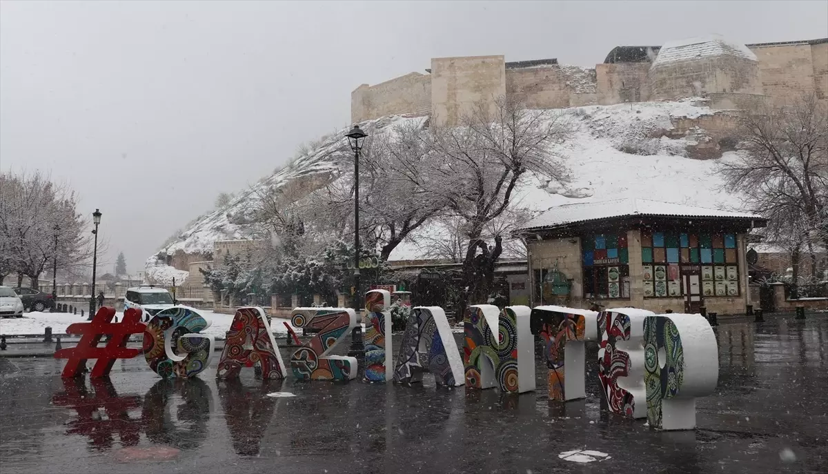 Gaziantep’te Şiddetli Kar Yağışı Trafiği Felçledi: Sokaklar Buz Gibi