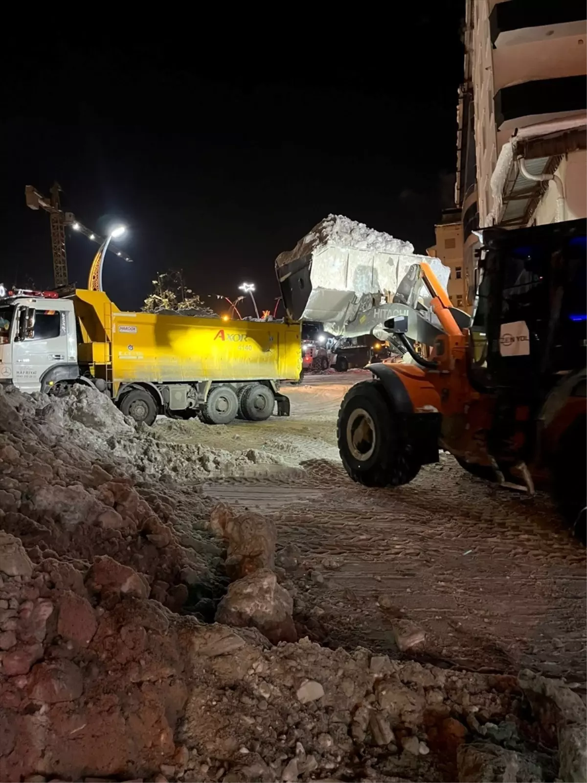 Hakkari'de Kar Yığınları Kamyonlarla Taşınıyor, Mücadele Sürüyor