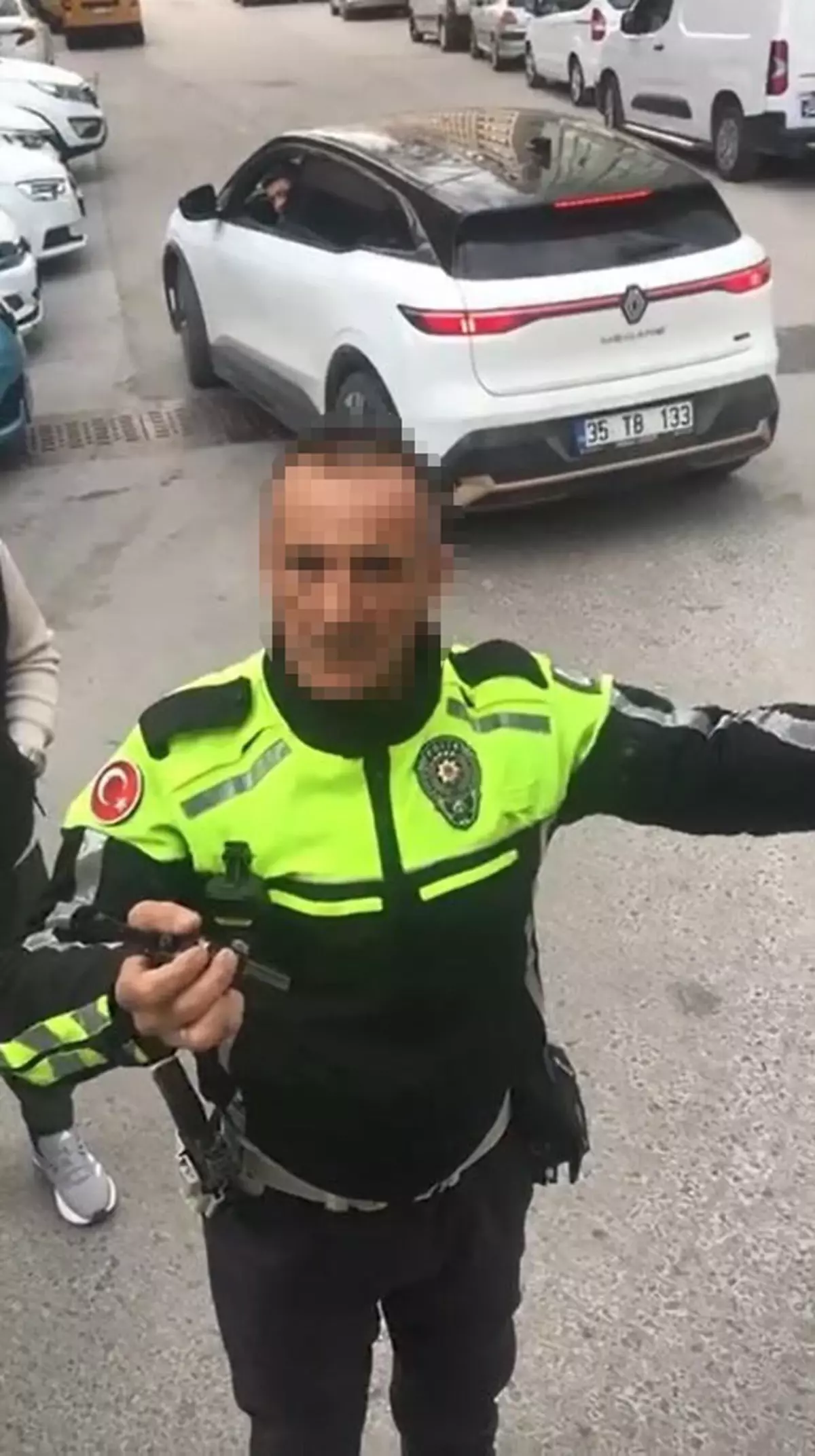 İzmir'de Kimlik Vermeyen Ehliyetsiz Sürücüye 34.500 TL Para Cezası