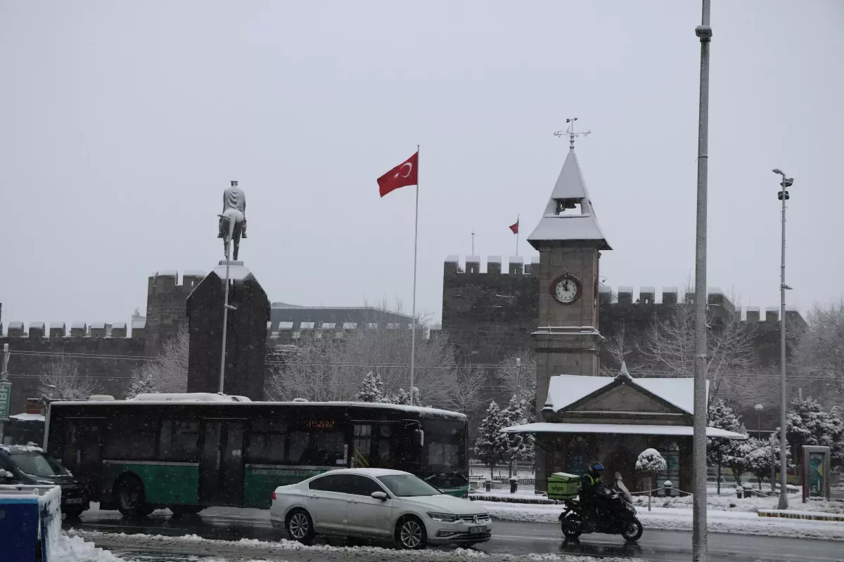 Kayseri’de Kar Yağışı Şehri Beyaza Dönüştürdü