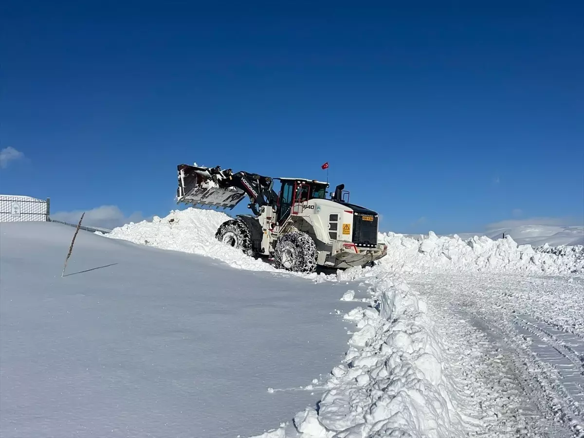 Kayseri'de Kar Yağışı Mahalleleri Felç Ediyor: 17 Sokak Temizleniyor