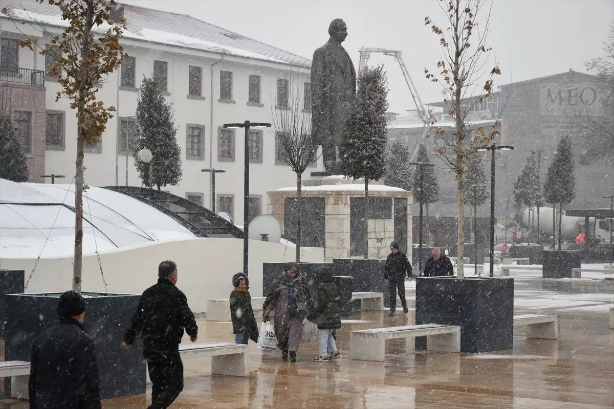 Malatya’da Kar Yağışı Trafiği Yavaşlatıyor