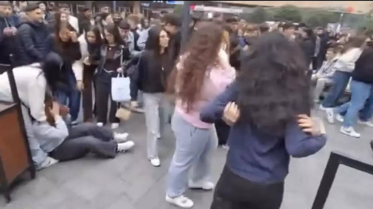 Maltepe Alışveriş Merkezinde Kadın Kavgası