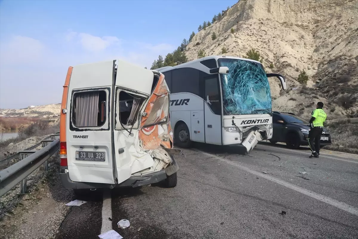Mersin Mut ilçesinde minibüs ve otobüs çarpıştı: 2 yaralı