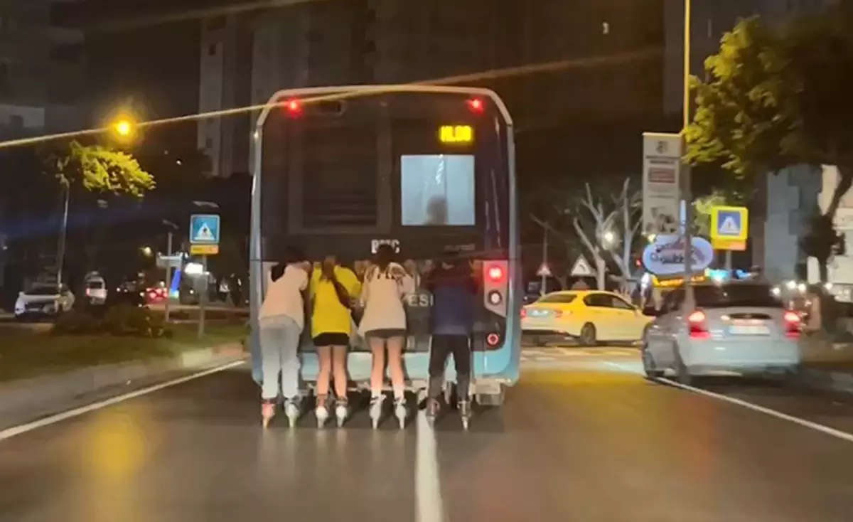 Antalya’da Otobüs Şoförü LED Tabelayla Patenli Çocukları Uyardı