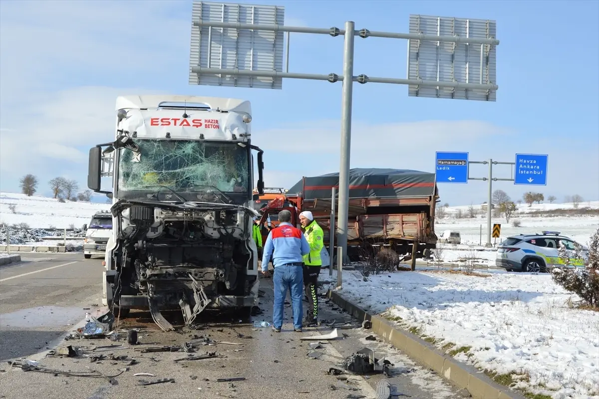 Samsun’un Havza İlçesinde Tır ve Kamyon Çarpıştı: 2 Kişi Hastaneye Kaldırıldı