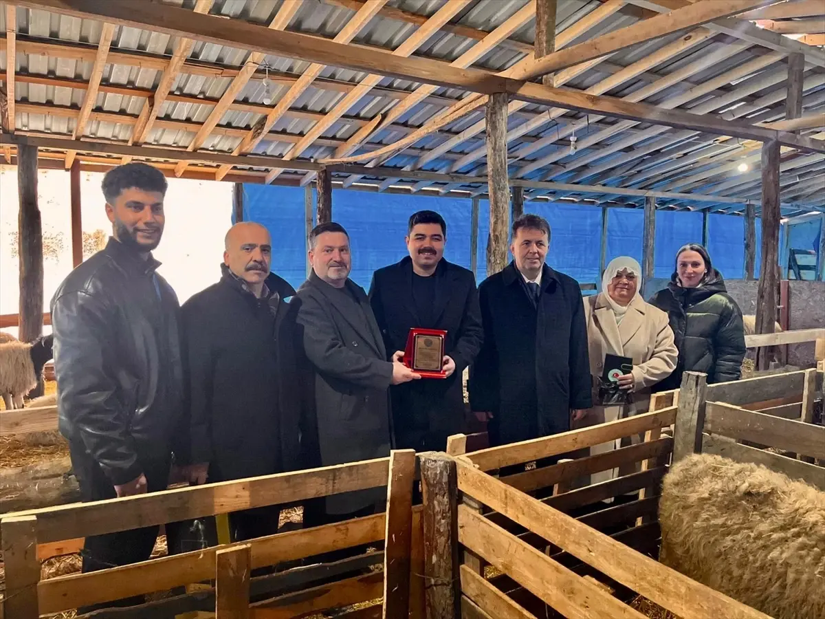 Türkeli'de Genç Çiftçilere Başarı Plaketi Takdim Edildi