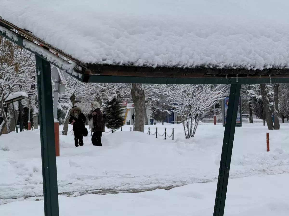 Sivas'ta Şiddetli Kar Yağışı 637 Yerleşim Yerinin Yolunu Kapattı