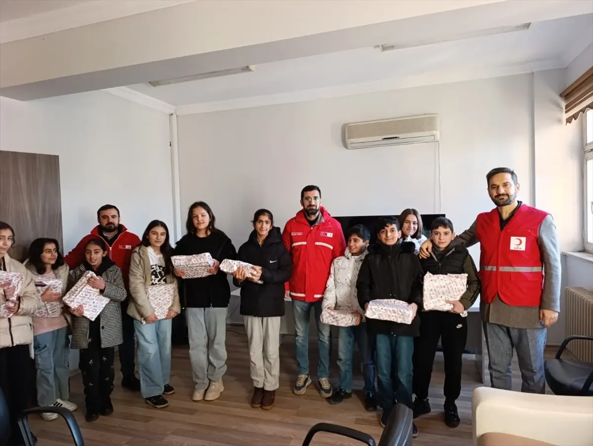 Kızılay, Yenişehir'de 800 Öğrenciye Eğitim Seti Dağıttı