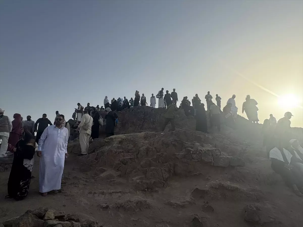 Umre Yolcuları Medine’nin Tarihi Mekanlarını Keşfetti