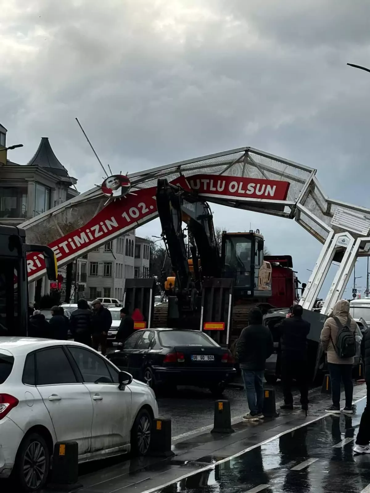 Üsküdar’da Büyük TIR Kazası: Ekskavatör Tabelaya Çarptı, 7 Araç Hasar Aldı