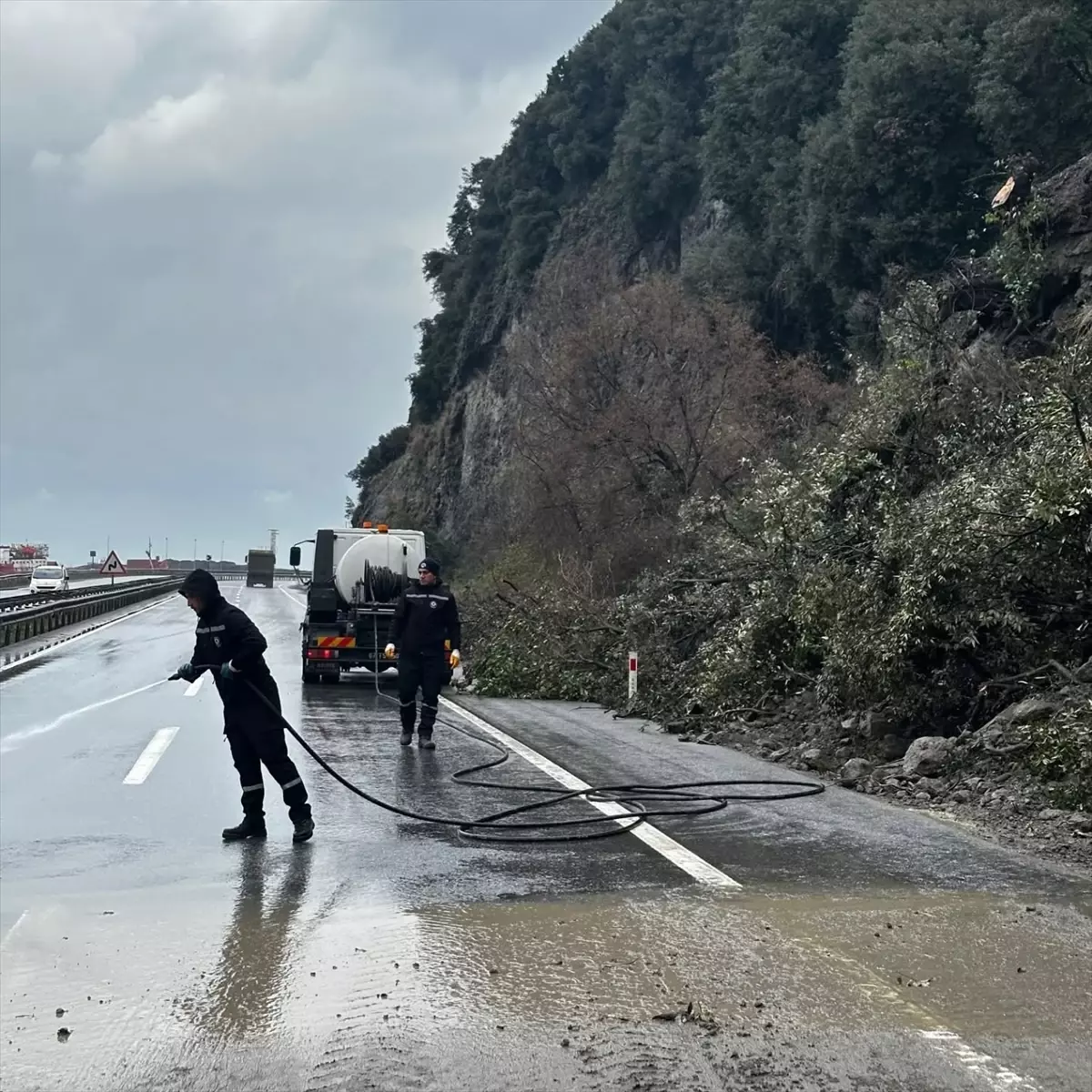 Zonguldak‑Alaplı Karayolunda Heyelan Nedeniyle Trafik Durdu, Ekipler 2 Saatte Açtı