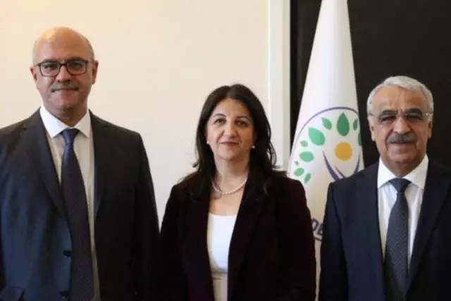 Heyet üyelerinin İmralı’da fotoğrafı