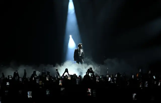 Tarkan sahnede dans ederken