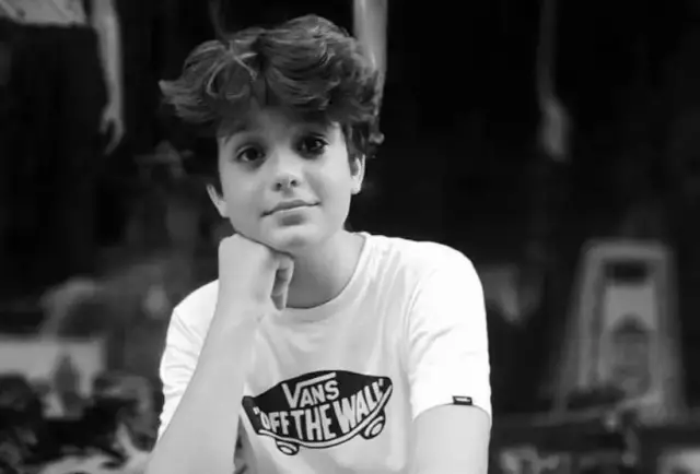 Sokakta toplanan yas tutan kalabalık