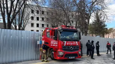 Yanmış işçi konteynerlerinin yakın çekim görüntüsü