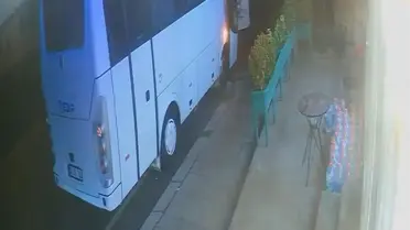 Arnavutköy’de Midibüs Çarpması: Yolcu Kırmızı Işıkta Hayatta Kaldı