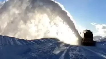 Bitlis’te kar temizleme ekipleri çalışırken